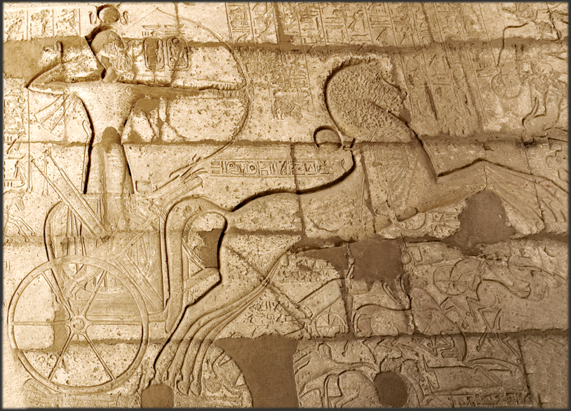 Relief mit Ramses im Streitwagen